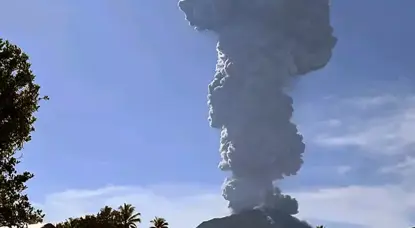 Li Endonezyayê Çiyayê volkanîk yê İbu teqiya
