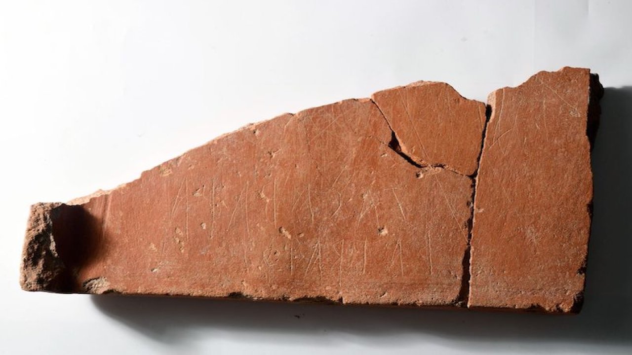 Anadolu'nun ilk oyun tablası bulundu: 2 bin 500 yıl önceye ait!