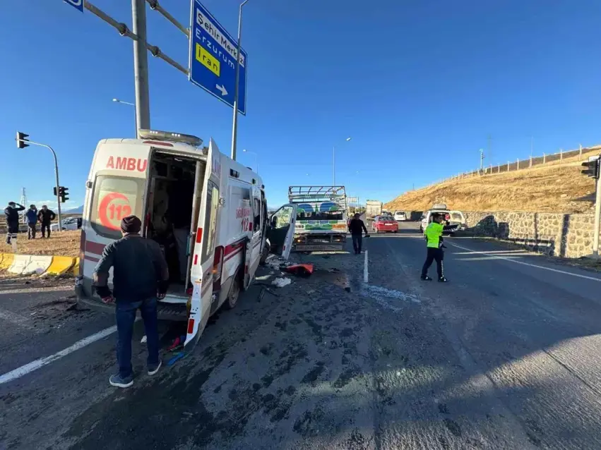 Li Agiriyê ambûlans û kamyonet li hev ketin: 7 kes birîndar bûn