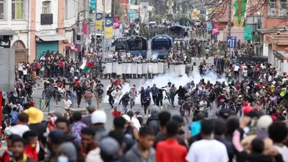 Serokomar ji ber protestoyên Nifşa Z ji welêt reviya