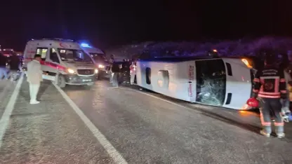 Li Meletiyê di qeza mînîbusê û otomobîla bazirganî de 14 kes birîndar bûn