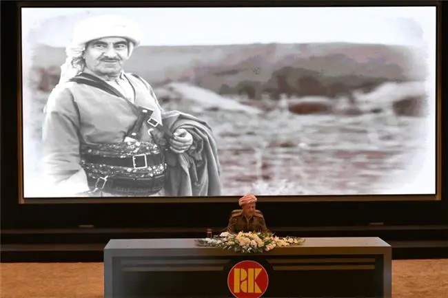 كۆبووهوهی سهرۆك بارزانی لهگهڵ ژمارهیهك له مامۆستایانی زانكۆ، نووسهران، رۆژنامهنووسان، ئهدیب و هونهرمهندان و وهرزشوانان