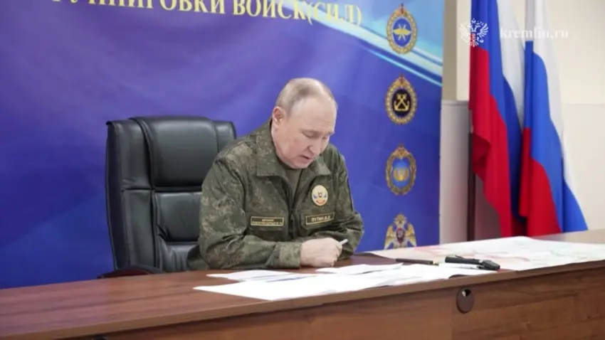 پووتین سەردانی یەکێک لە بنکەکانی فەرماندەیی گرووپی هێزە هاوبەشەکانی کرد و لەگەڵ جیراسیمۆڤ و فەرماندەکانی کۆبوونەوەی ئەنجامدا