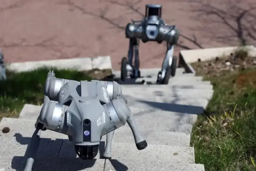 Çîn bi kûçikên robot û wesayîtên xweser pêşbaziya çekên AIyê gurr dike