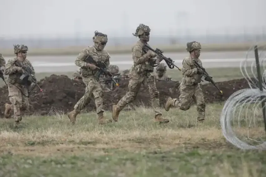 Siyaseta "pêşî Ewropa" vedigere: Amerîka barê ewlehiyê diavêje ser milê NATOyê û hêzên xwe kêm dike