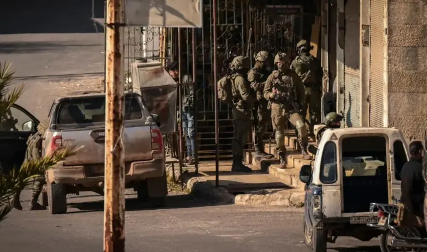 Artêşa Îsraîlê li xeta sînorê Sûriyê baregehan ava dike, li Derayê jî du kes girtin