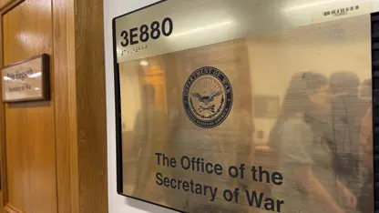 Li ser tabelayên Pentagonê "Wezareta Ser" hat nivîsandin