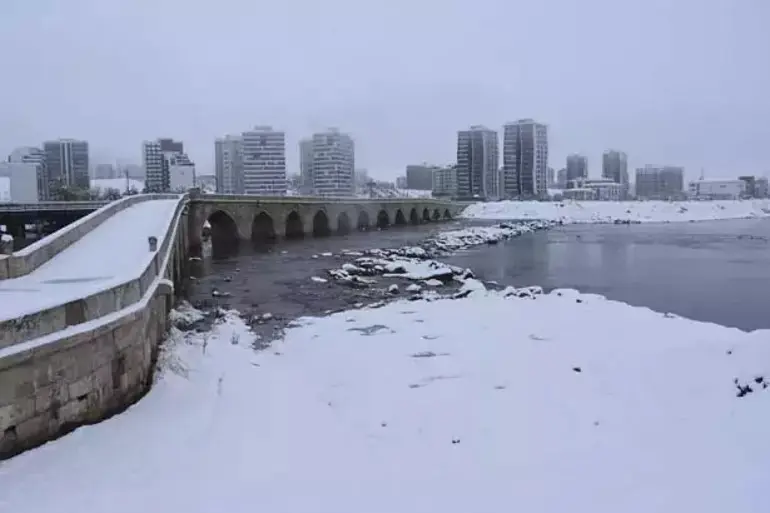 Li bajarê Sêwasê qaliniya berfê giha 40 cm yî