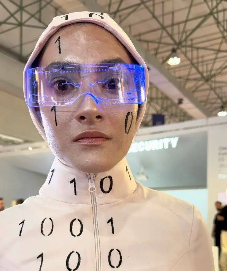 داهێنانی نوێی ئێران - مرۆڤی ڕاستەقینە لەبری ڕۆبۆت جل و بەرگیان لەبەر کردووە