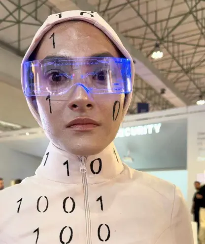 داهێنانی نوێی ئێران - مرۆڤی ڕاستەقینە لەبری ڕۆبۆت جل و بەرگیان لەبەر کردووە