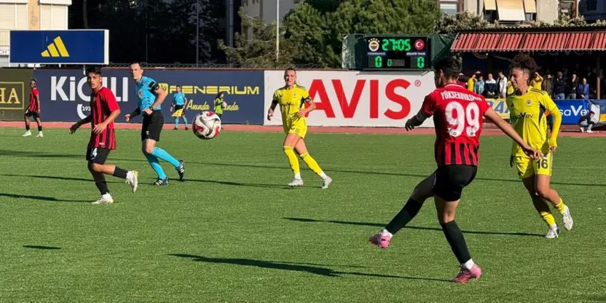 Tîma futbolê ya jinan a Yuksekovayê pistî maça Fenerbahçeyê rastî êrîsê hat