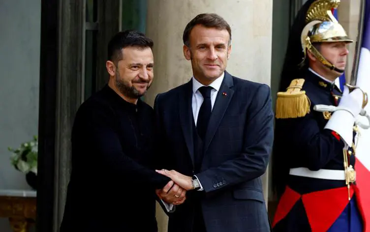 Macron û Zelenskiy peymana 10 salan îmze kirin: Ukrayna 100 balafirên Rafale distîne