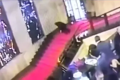 بەرپرسێکی ئیتاڵی لە پلیکانەکاندا دەکەوێتە خوارەوە، پەنجەرەیەکی مێژوویی دەشکێنێت