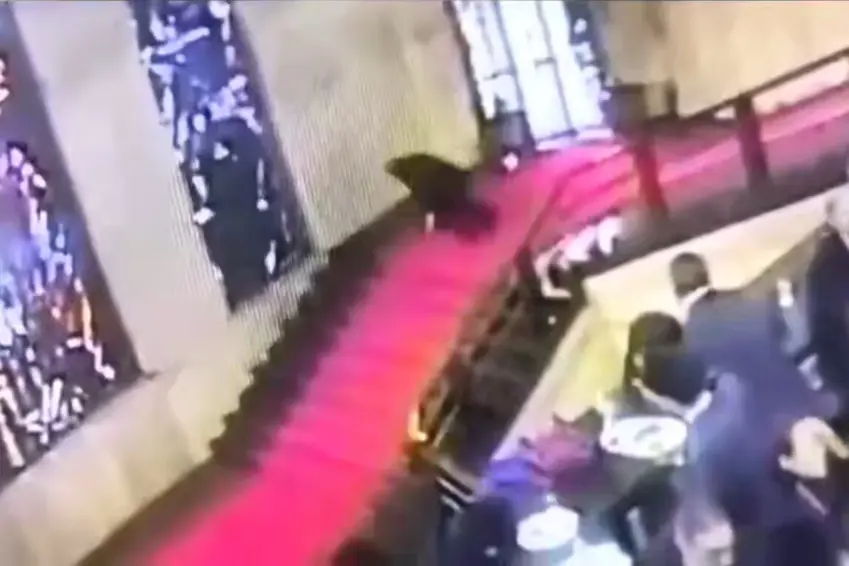 بەرپرسێکی ئیتاڵی لە پلیکانەکاندا دەکەوێتە خوارەوە، پەنجەرەیەکی مێژوویی دەشکێنێت