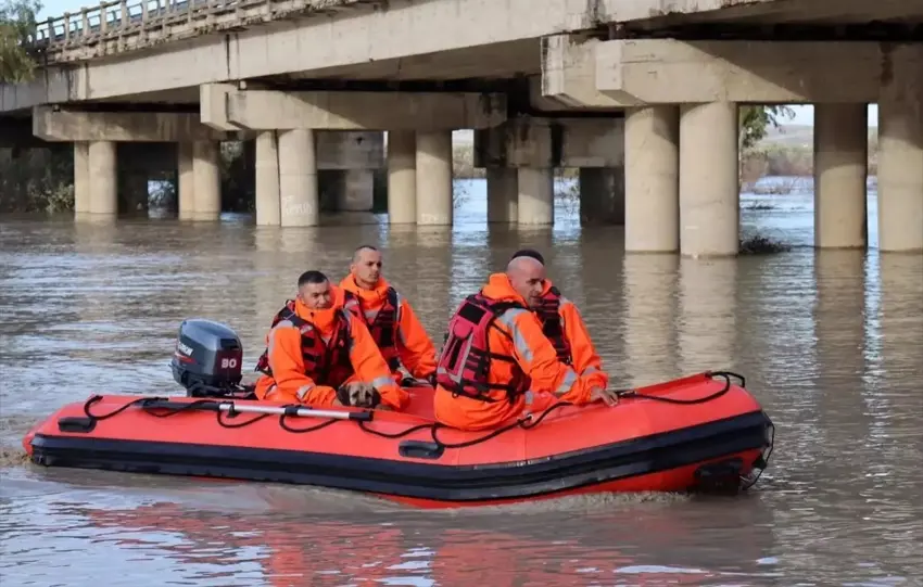 Arnavûtlûk di bin lehiyê de ma