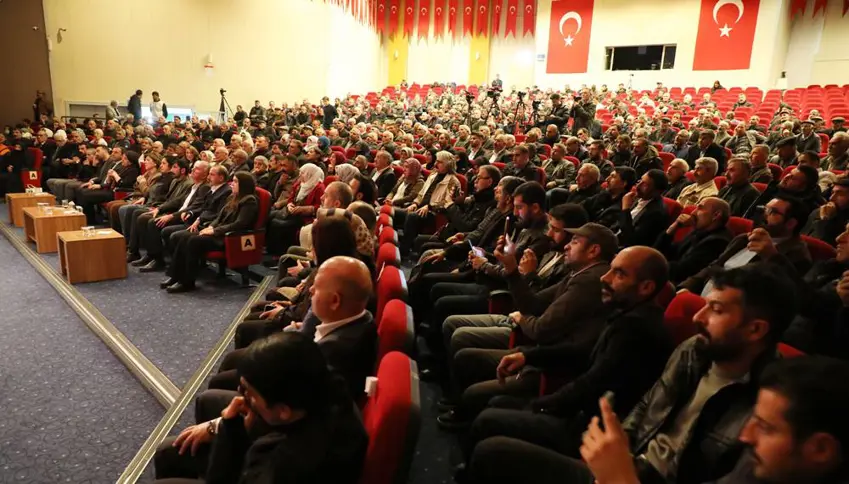 DEM Partiyê li Erziromê bi Sirûd û Alên Tirk civîna gel li dar xist