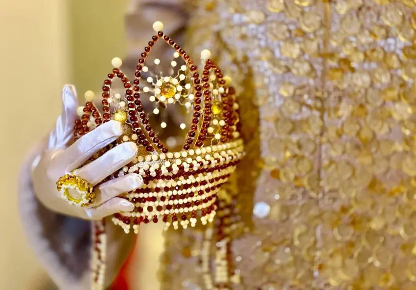  کڵاوێکی نەریتی ڕووسی بە زیاتر لە هەزار پارچە کەهەبی ٥٠ میلیۆن ساڵە درووست دەکرێت