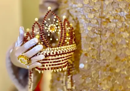  کڵاوێکی نەریتی ڕووسی بە زیاتر لە هەزار پارچە کەهەبی ٥٠ میلیۆن ساڵە درووست دەکرێت