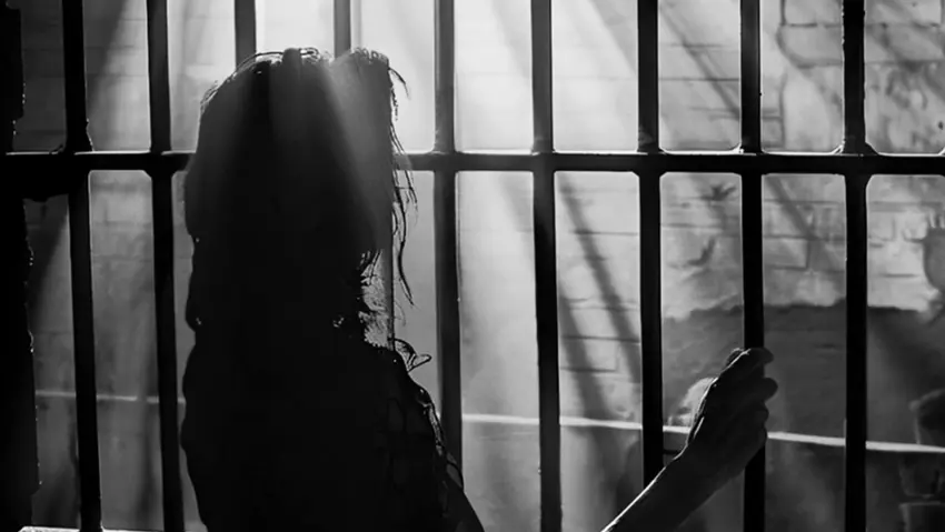 Sine: Rejîma Îranê bi hinceta ku endama "Komelaya Rojhilat" e, 3 sal cezayê zindanê li jineke Kurd birî