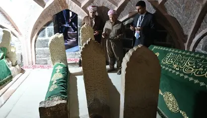 سەرۆک بارزانی سەردانی مەزاری مەلای جزیری دەکات لە مەدرەسەی سوور لە جزیری بۆتان.