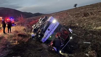 Yolcu otobüsü Afyon'da devrildi: Ölü ve çok sayıda yaralı! 