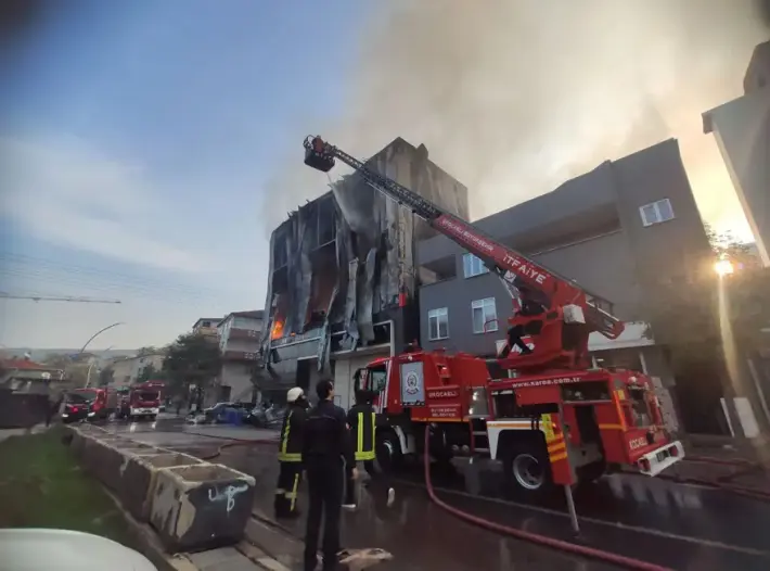 Li Kocaeliyê agir bi depoyeke parfûman ket: 6 kesan can da