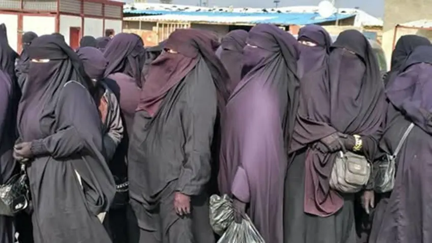 Jinên DAISî hewl dan ji Kampa Holê birevin