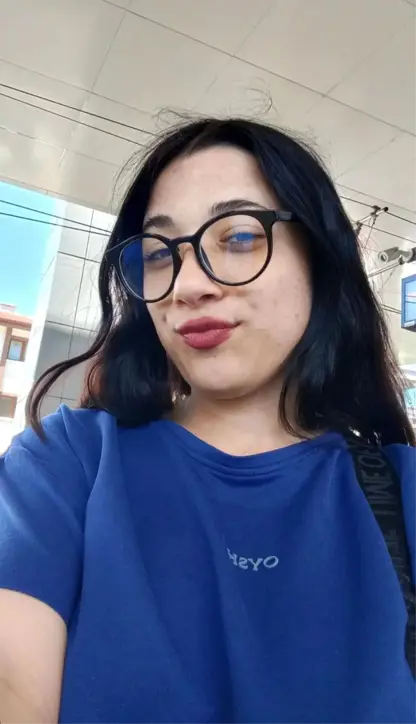 Bi jina xwe re munaqeşe kir û bi kêrê jina xwe kuşt