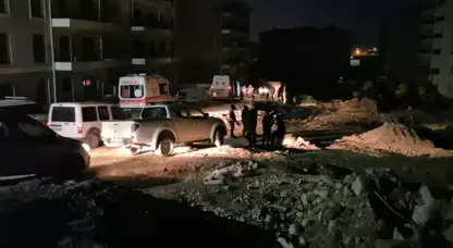 Karkerekî li şantiyê di bin kamyonê de ma û mir