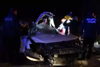 Otomobîla ku li dîrekê ket ji hev perçe bû: 2 birîndar hene