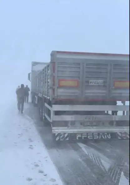Çiyayê Tendûrek ji ber berfê rê nade çûna erebeyan