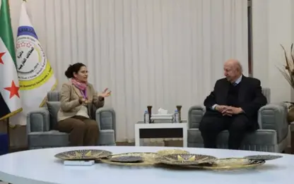 Siyasetmedarê YNKê Dr. Omer Şeyhmus bi Îlham Ehmed re civiya