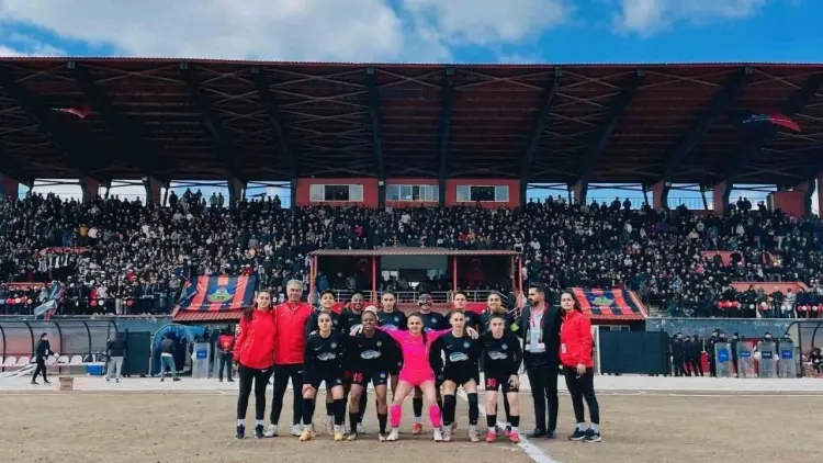 /haberresimleri/2025324/yuksekovaspor-kadin-futbol-takimi-super-lige-yukseldiheadLine.webp