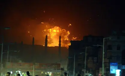 Îsraîlê benderên Yemenê yên Hûsiyan bomberan kir