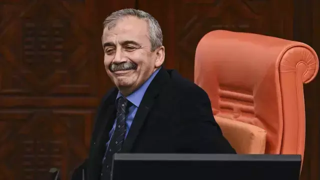 Sırrı Süreyya Önder jiyana xwe ji dest da