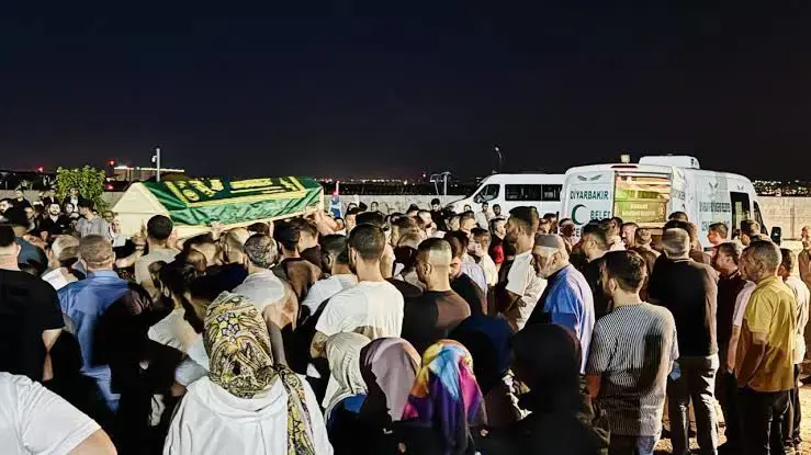 Dayik û 3 zarokên ku di şewata li Diyarbekirê de canê xwe ji dest dan hatin veşartin