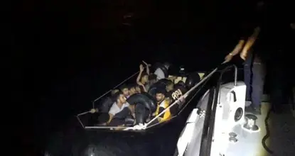 İzmir açıklarında 17 düzensiz göçmen yakalandı