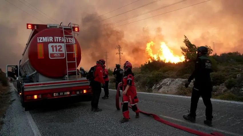 Çeşme’deki orman yangını sürüyor: 3 mahalle boşaltıldı, karayolu kapatıldı!