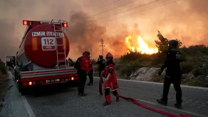 Çeşme’deki orman yangını sürüyor: 3 mahalle boşaltıldı, karayolu kapatıldı!