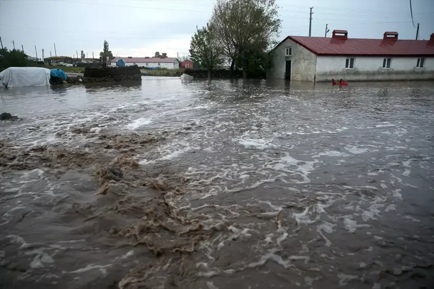 Li bajarê Qersê teyrok û baran bû sedema rabûna lehiyê