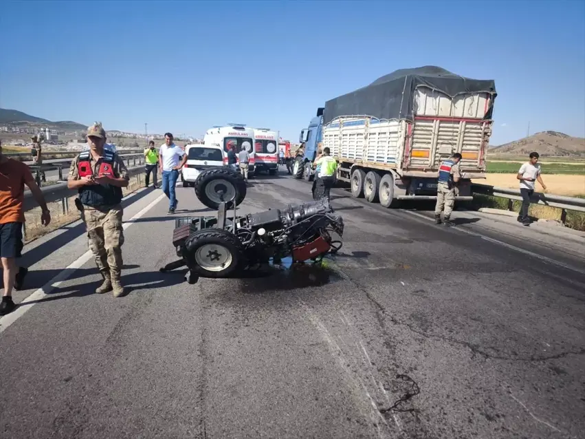 Li Dîlokê traktor-Tır li hev ketin: 2 birîndar hene