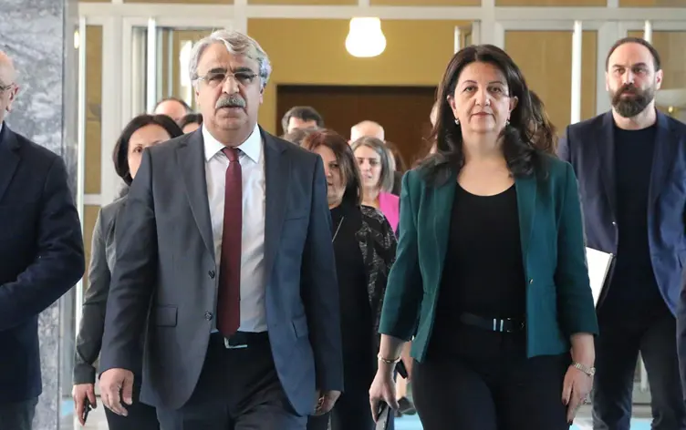 /haberresimleri/202576/dem-parti-heyeti-ocalan-ile-gorusmek-uzere-imrali-adasina-gittiheadLine.webp