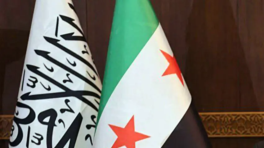 Ji gelê Sûriyê berteka ala HTŞê ya li kêleka Alaya Sûriyeya nû