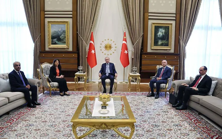 /haberresimleri/202577/erdogan-ile-gorusme-sona-erdi-dem-parti-den-ilk-aciklamaheadLine.webp