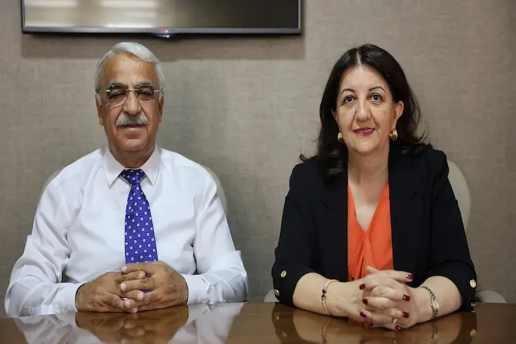 /haberresimleri/202577/imrali-heyeti-ile-dem-parti-es-genel-baskanlari-gorustuheadLine.webp
