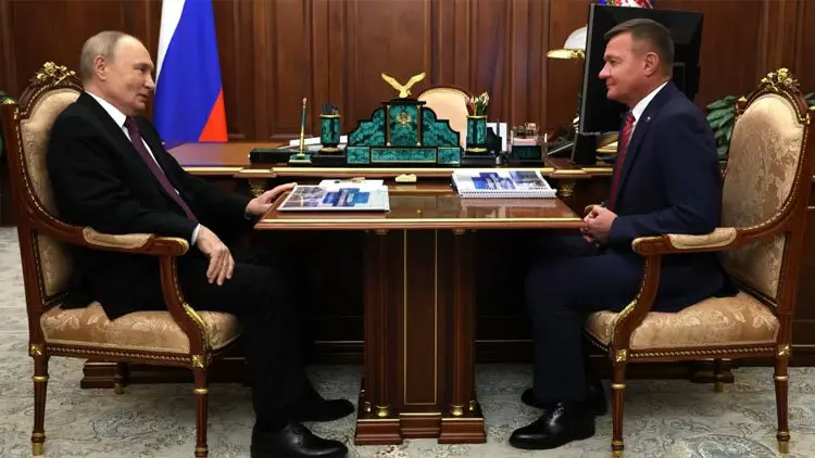 /haberresimleri/202577/putinin-bu-sabah-gorevden-aldigi-ulastirma-bakani-aracinda-olu-bulunduheadLine.webp
