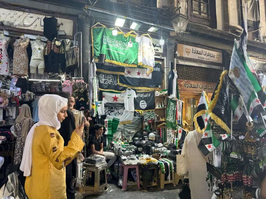 Li Şamê sembol û alayên DAIŞê bi aşkere tên firotin