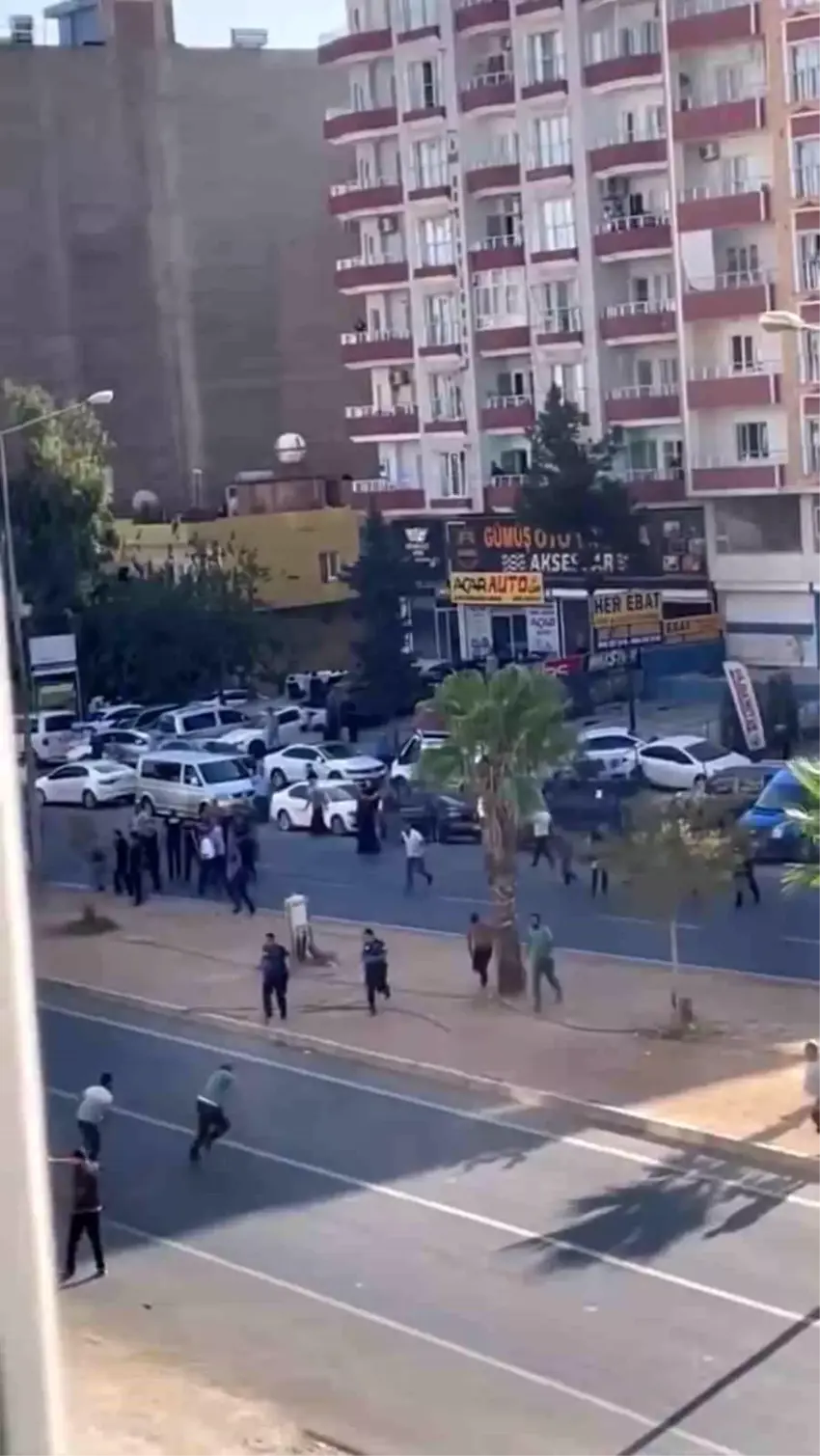 Li Qoser a Mêrdînê bi kevir û daran li hev xistin: 4 birîndar