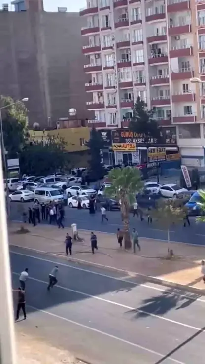 Li Qoser a Mêrdînê bi kevir û daran li hev xistin: 4 birîndar