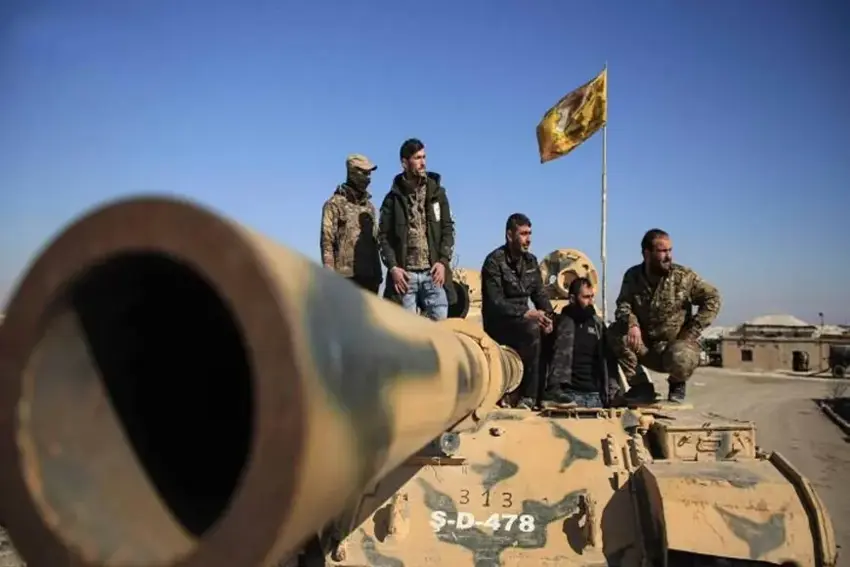 Çekdarên Hikûmeta demkî ya Sûriyeyê êrîşî HSDyê kir